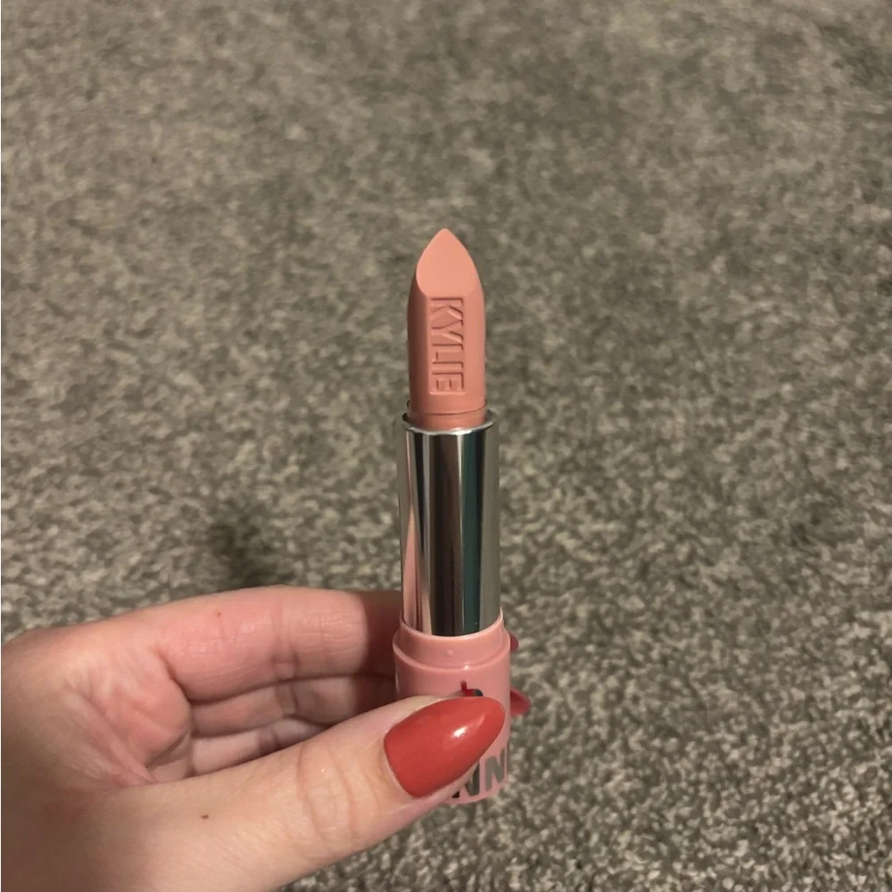 Kylie Cosmetics Matte Lipstick - Soft Pink - Picture 3 of 6